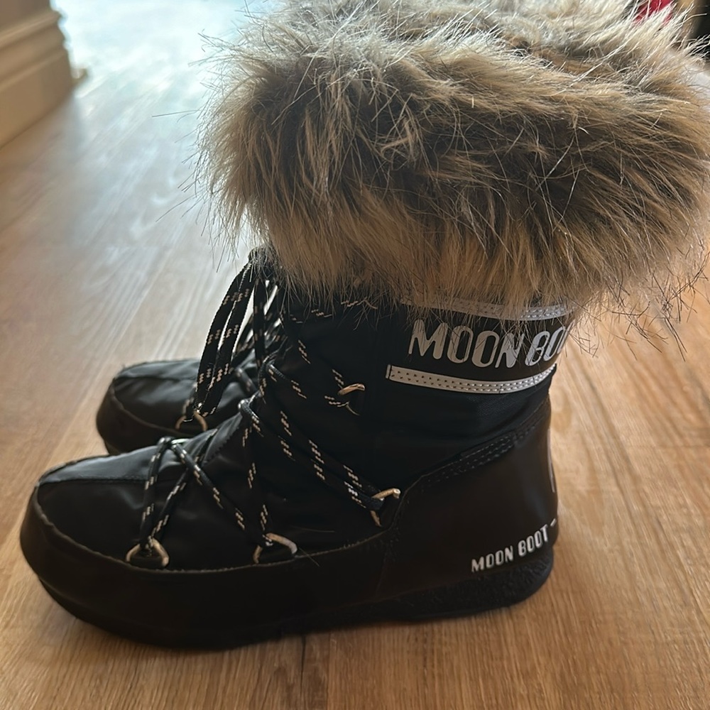 Moon Boots Monaco Black Tall size 7 women’s/5 men’s